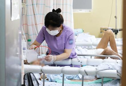 [이슈] 간호사, 떠나는 의료현장 “숙련 간호사 해외이탈 가속화”