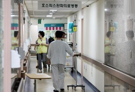 [이슈] 건보 위협하는 생애 말기 의료비, ‘가정 기반 호스피스’가 해법
